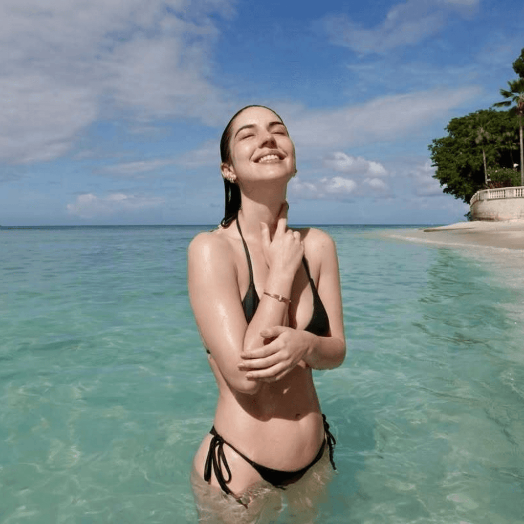 Adelaide Kane wears a Canadian-made Ecksand 18k yellow gold diamond bangle bracelet.