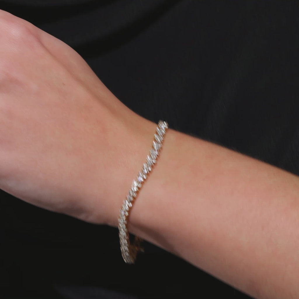 Video showcasing Ecksand's Interlocking Diamond Tennis Bracelet in 18k Yellow Gold, Lab-grown VS2+/ F+, 6.5 inches