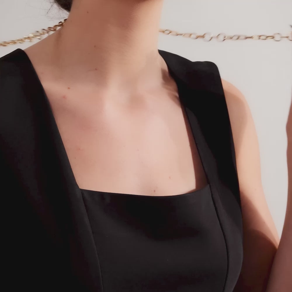 Video showcasing Ecksand's Iconic Duel Oversized Diamond Chain Necklace in 18k Yellow Gold, Lab-grown VS2+/ F+, 21 inches