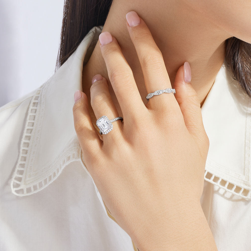 Diamond Engagement Ring with Halo and Diamond Pavé Ecksand