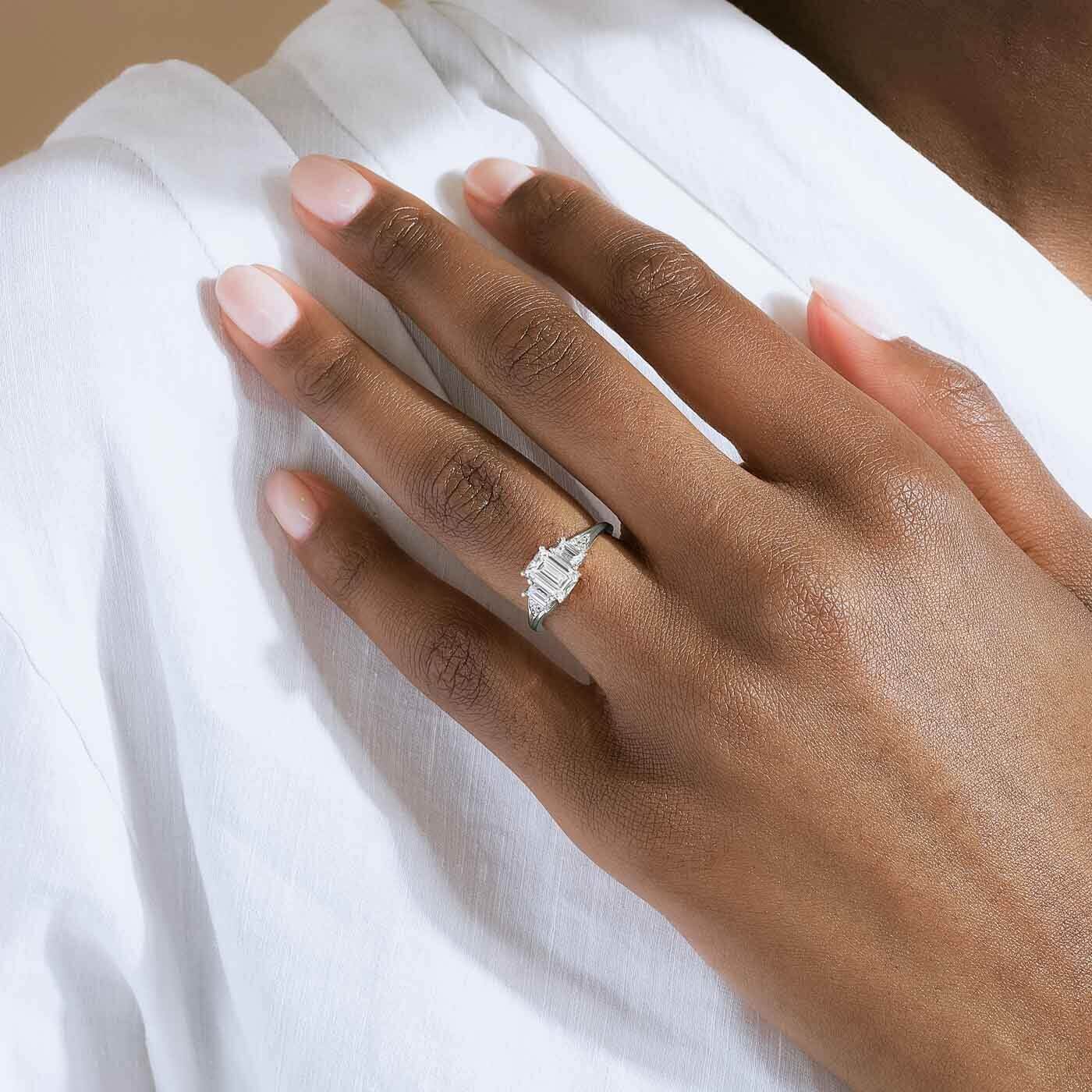 Three-Stone Engagement Ring with Side Diamonds Ecksand